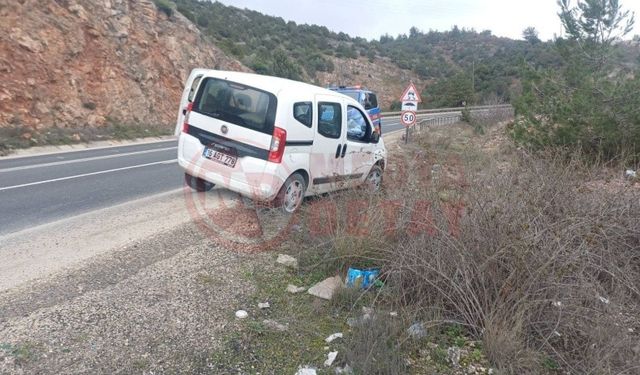 Kontrolden çıkan araç refüje çarptı