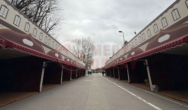 Geleneksel hale gelen Kitap Sokağı Ramazan’a hazırlanıyor