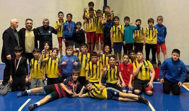 Serdivan Belediyesi Güreş Takımı’ndan çifte şampiyonluk