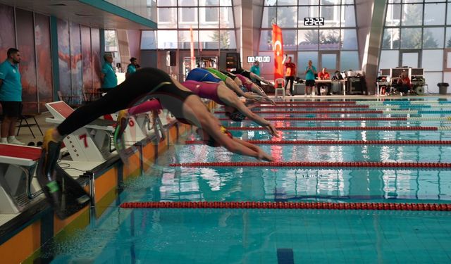 Paletli Yüzme Türkiye Şampiyonası görkemli törenle başladı