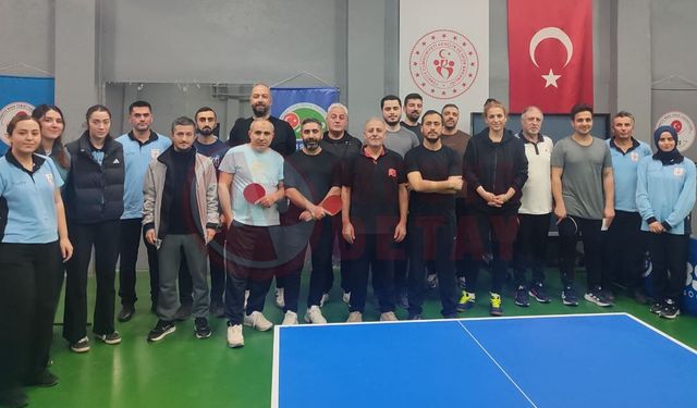 Sağlık çalışanları masa tenisi turnuvasında buluştu