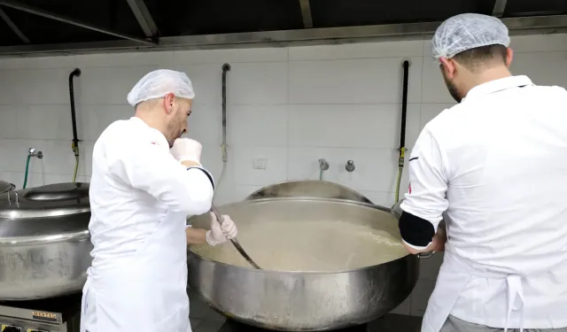 90 bin kişilik iftar yemeğini kendi kazanlarında pişiriyor