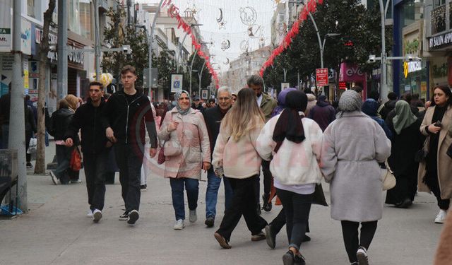 Bayram alış verişine çıkanlar sokakları doldurdu