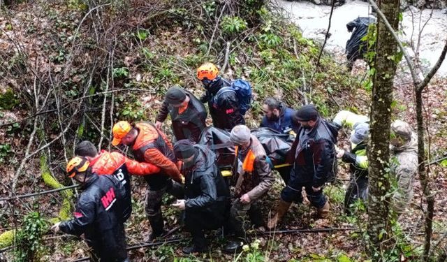 Yaşlı adamın cesedi güçlükle çıkarıldı!