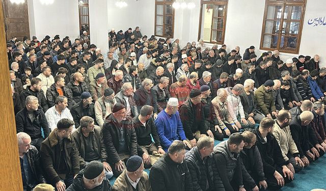 Sakarya'da Kadir Gecesi'nde camiler dolup taştı