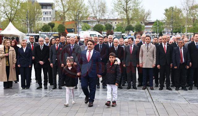 23 Nisan kutlamaları çelenk sunma töreniyle başladı
