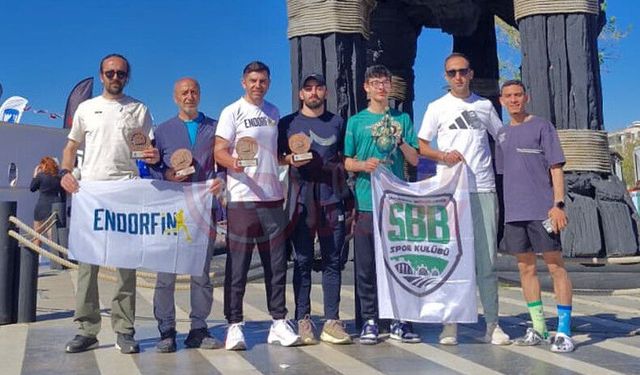 Büyükşehir sporcuları zorlu maratondan madalyayla döndü