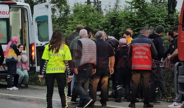 Su kanalına devrilen otomobildeki 2 kişi yaralandı