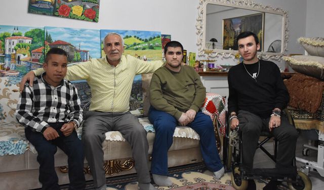 Hayatını 3 engelli oğluna adadı