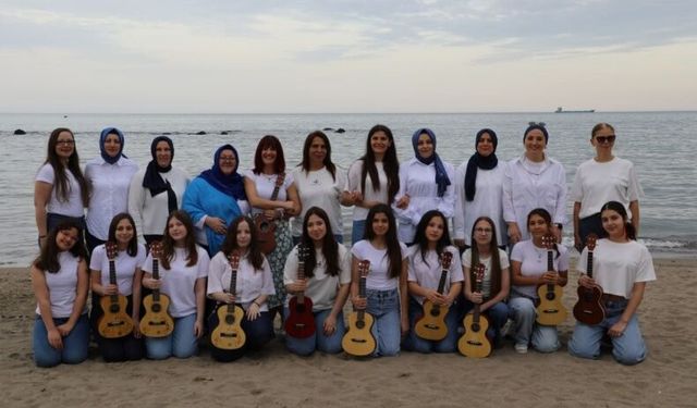 Hayatını kaybeden anneler için denize karanfil bıraktılar