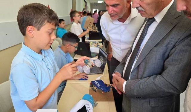 Akyazı İmam Hatip Ortaokulu'nda  yılsonu sergisi  büyük ilgi gördü