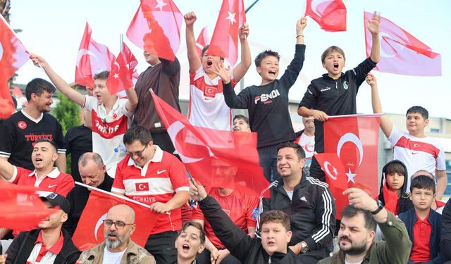 Erenler’de milli maç coşkusu