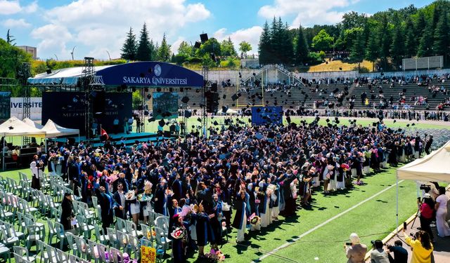SAÜ’de binlerce öğrenci daha  mezuniyet coşkusu yaşadı
