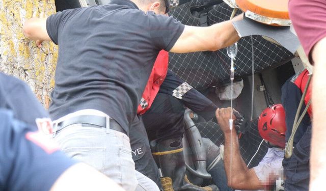 Devrilen çekicide sıkışan sürücü için seferber oldular