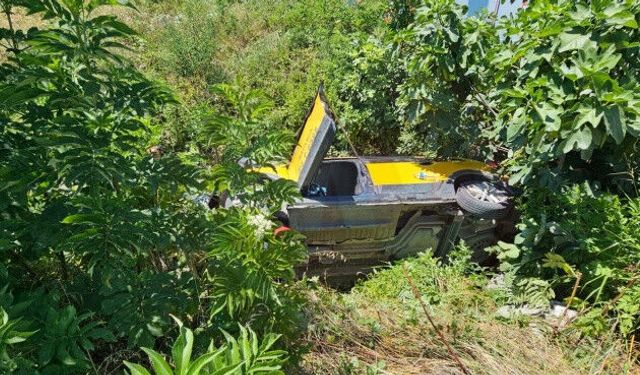 Otomobil ile çarpışan taksi dereye uçtu