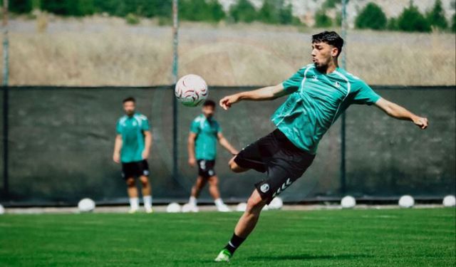 Sakaryaspor'da yeni sezon mesaisi Davraz'da sürüyor