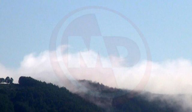 Dağ zirvesine çöken sis bulutu görsel şölen oluşturdu