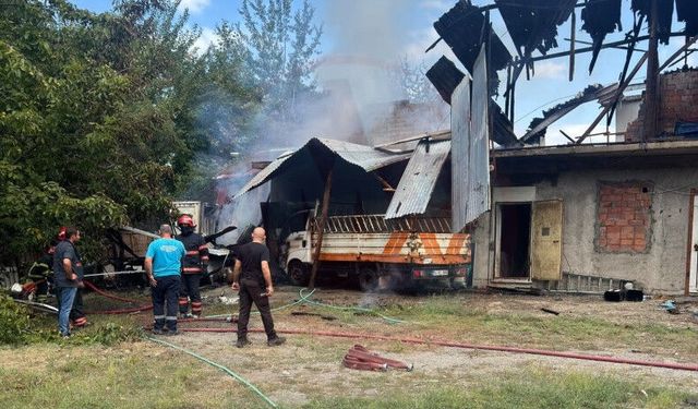 Korkutan yangın: Alevler kamyonete sıçradı
