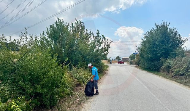 Serdivan’da yol kenarlarında  temizlik mesaisi!