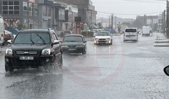 Sağanak yağış trafiği felç etti