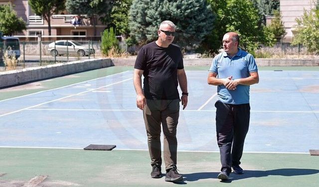 Serdivan’da tenis kortu yenileniyor padel sahası geliyor