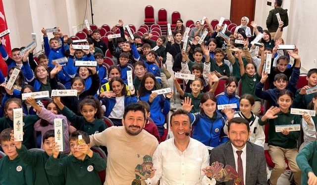 Minikler “Bir Hikaye Bin Neşe” programıyla doyasıya eğlendi