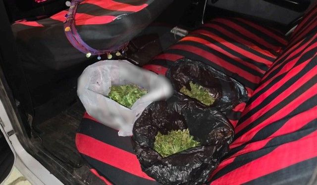 Şüphe üzerine durdurulan araçtan 3 poşet uyuşturucu çıktı