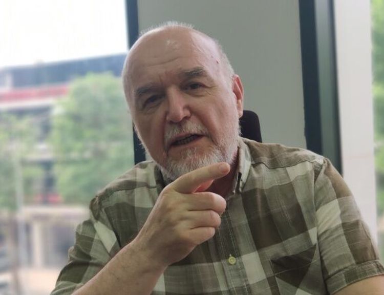 "Emekli kardeş emeklemeye devam!"
