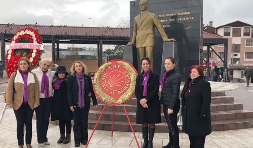 CHP'liler Atatürk anıtına çelenk koydu