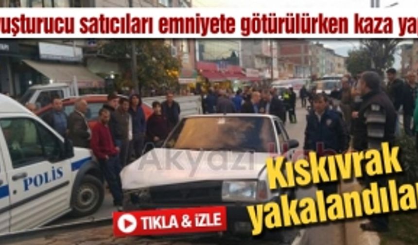 Uyuşturucu satıcıları emniyete götürülürken kaza yaptı