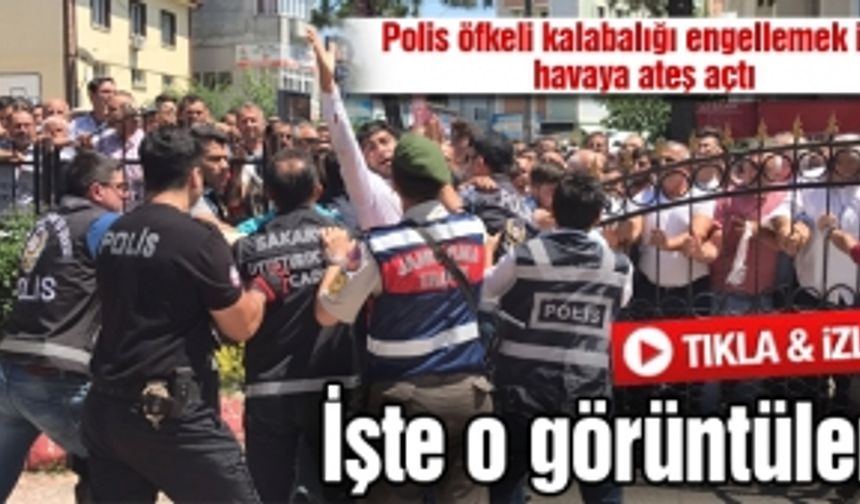 Polis öfkeli kalabalığı engellemek için havaya ateş açtı