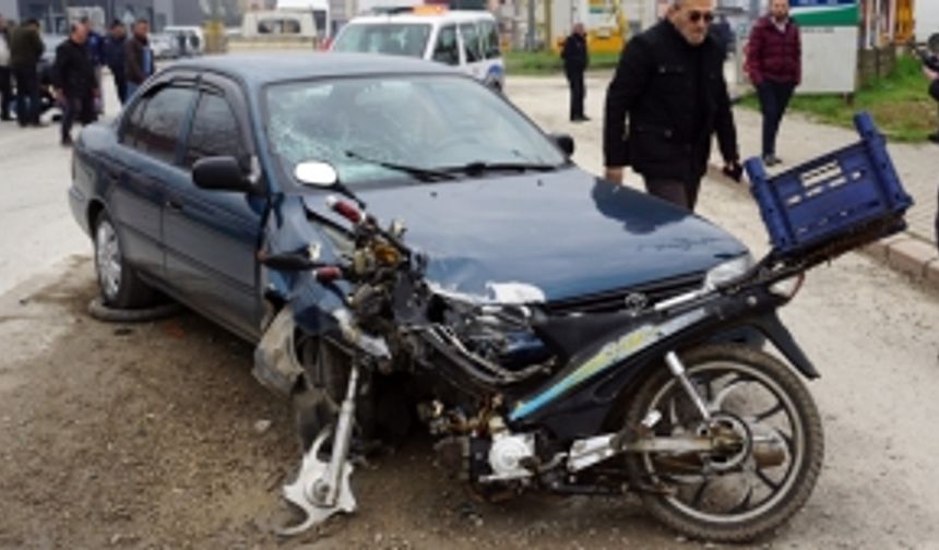 Motosiklet otomobile saplandı