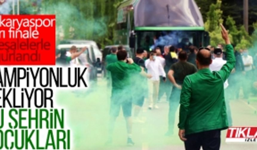 Sakaryaspor yarı finale meşaleler ile uğurlandı