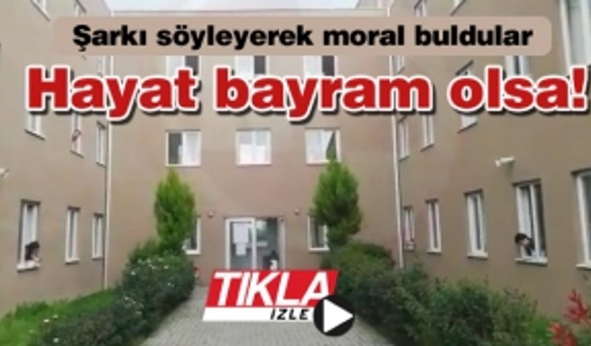 Şarkı söyleyerek moral buldular