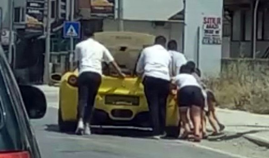 Yolda kalan milyonluk Ferrari'yi ittirdiler