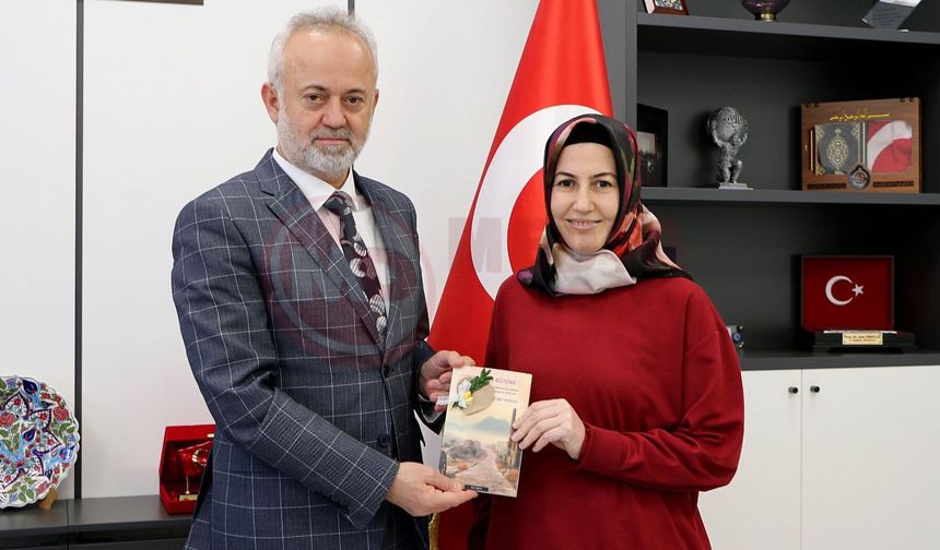 İlk kitabını Öğütlü’ye hediye etti