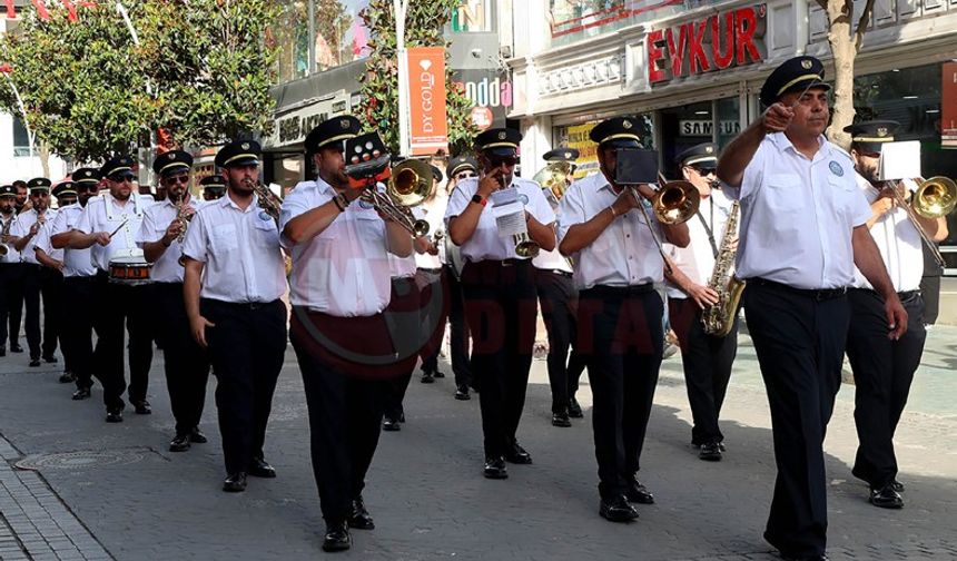 Çark Caddesi Büyükşehir’in orkestrasıyla şenlendi