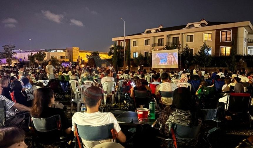 Serdivan'da açık havada sinema keyfi