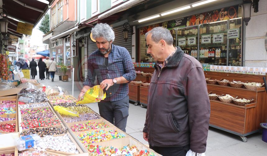 Rengarenk şekerler tezgahlarda
