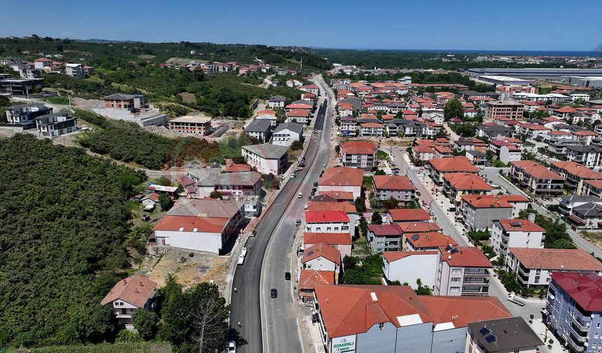 Çarşı içindeki kargir ev ve iki dükkan hacizle satılıyor!