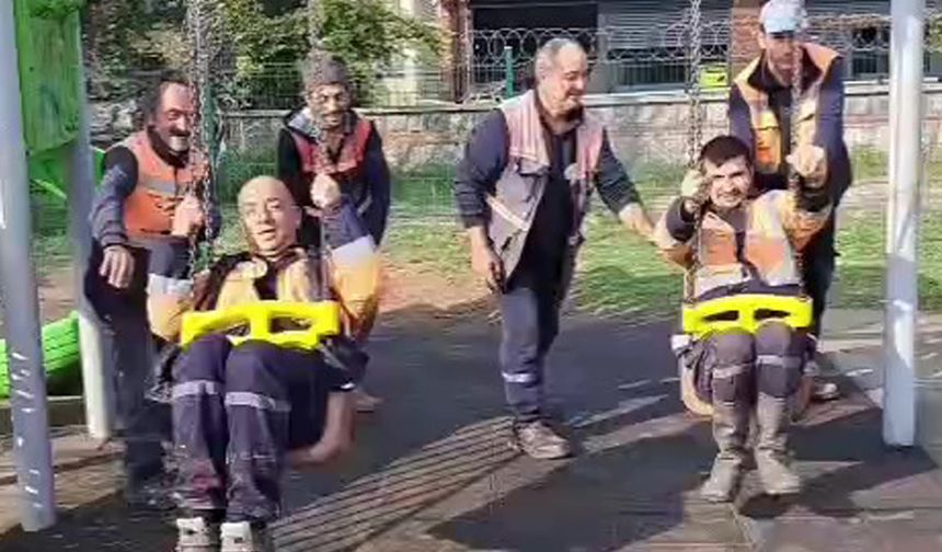 Temizlik işçilerinin salıncak keyfi!