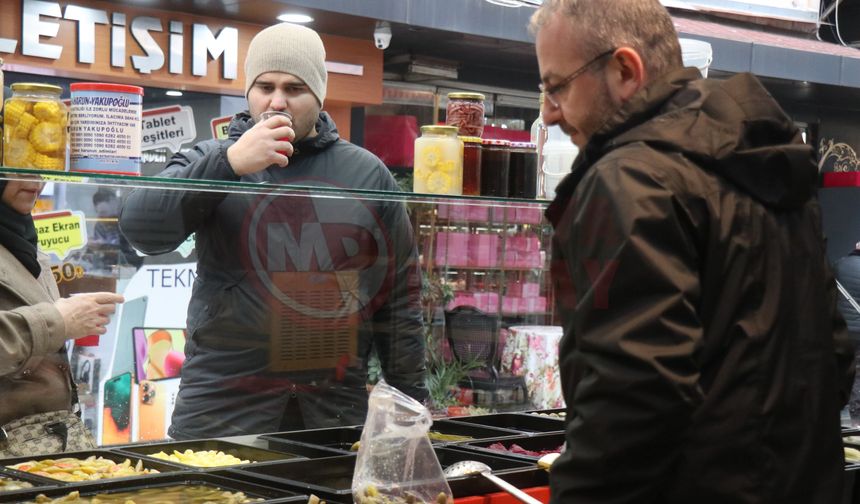 Turşular hem kendisi hem de suyu ile sofraları süslüyor