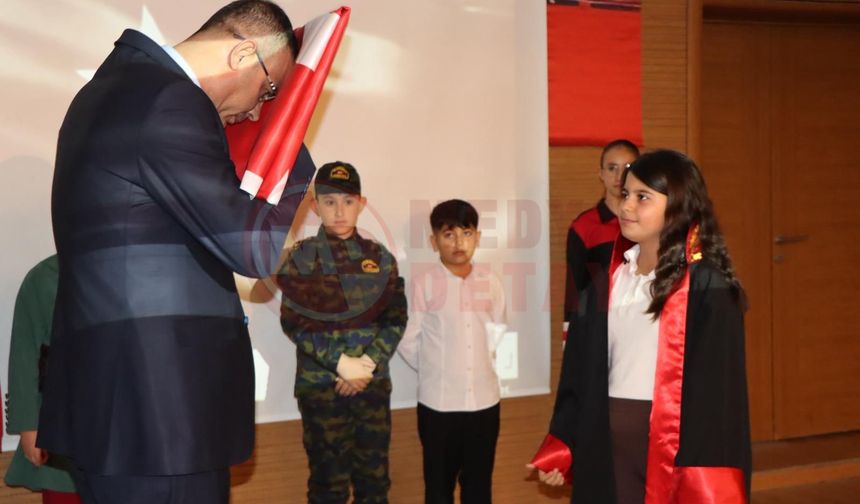 Öğrencilerin ay yıldız temalı  gösterisi göğüs kabarttı