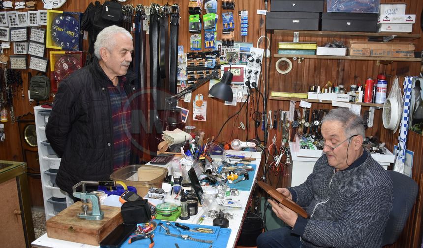 Çırağı yok, eşiyle zamana meydan okuyor