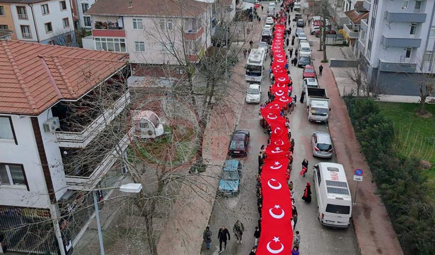 Türk bayraklarıyla yürüdüler