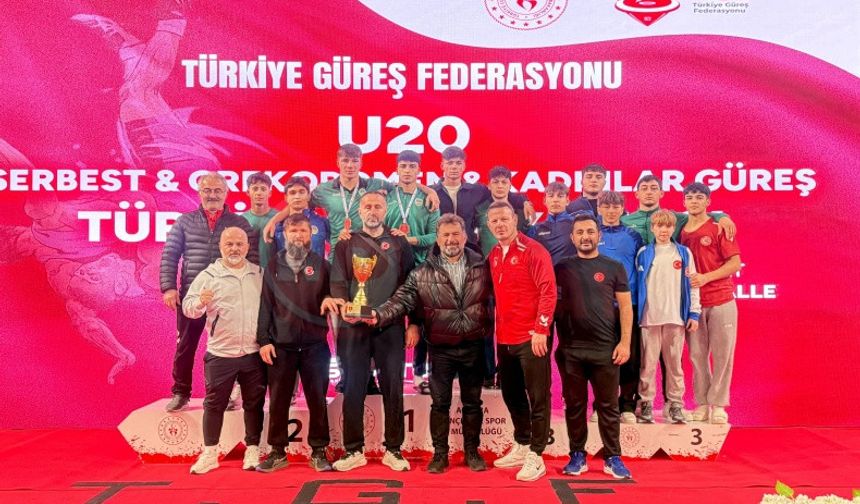 Büyükşehirli güreşçilerden Ankara’da madalya yağmuru