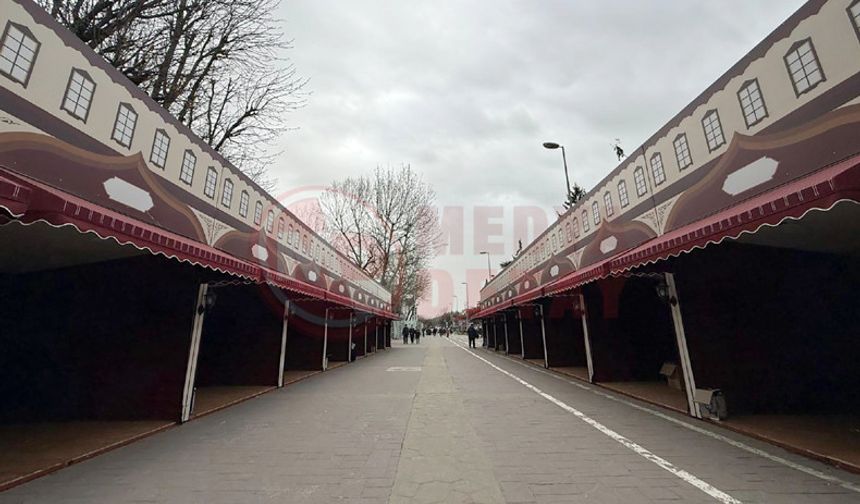 Geleneksel hale gelen Kitap Sokağı Ramazan’a hazırlanıyor