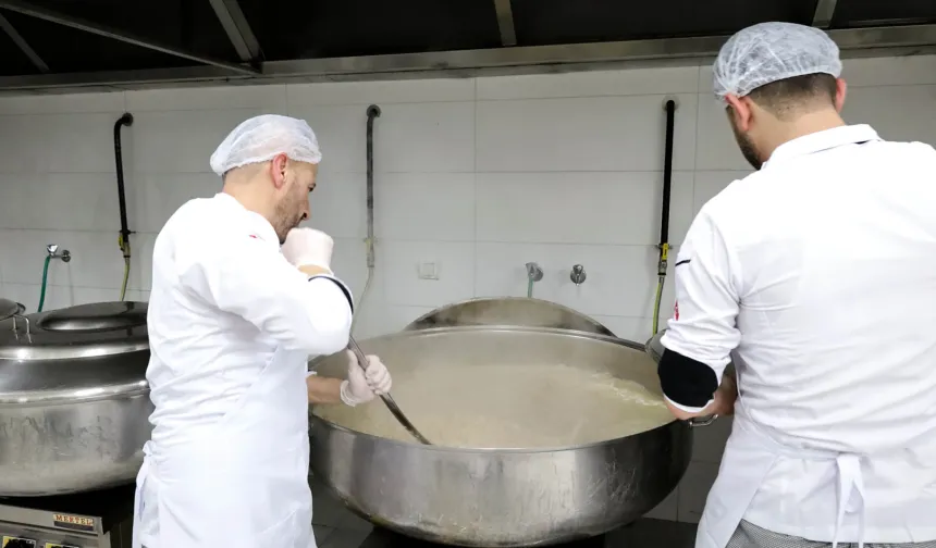 90 bin kişilik iftar yemeğini kendi kazanlarında pişiriyor