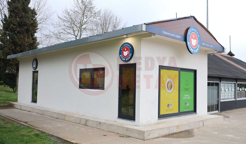 Öğrenciler çamaşırları yıkanırken kitap okuyor