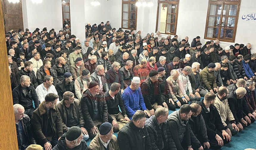 Sakarya'da Kadir Gecesi'nde camiler dolup taştı